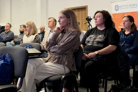 Uczestnicy szkolenia słuchający wystąpienia na widowni sali konferencyjnej.