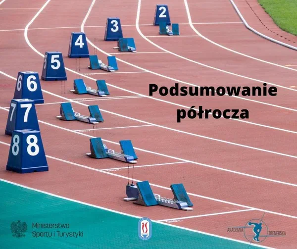 Grafika „Podsumowanie półrocza” na tle bloków startowych na bieżni lekkoatletycznej z logotypami Ministerstwa Sportu i Turystyki, Instytutu Sportu – PIB i Akademii Trenerskiej.