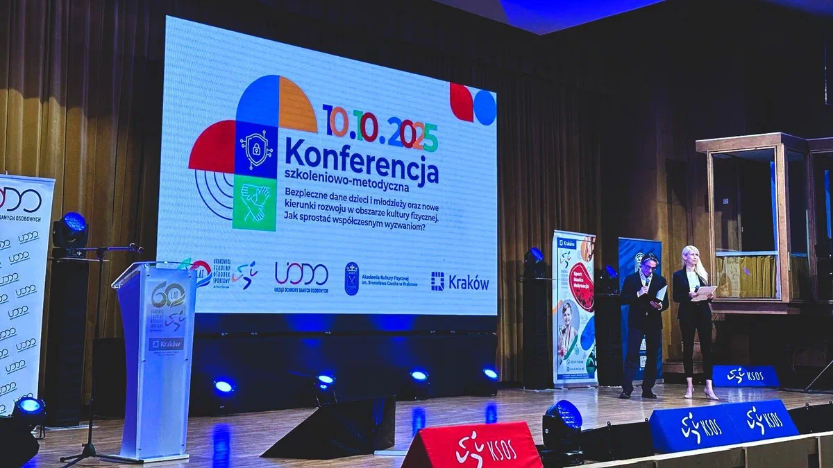 Scena konferencji szkoleniowo-metodycznej „Bezpieczne dane dzieci i młodzieży” z ekranem i prelegentami w Krakowie (10.10.2025).