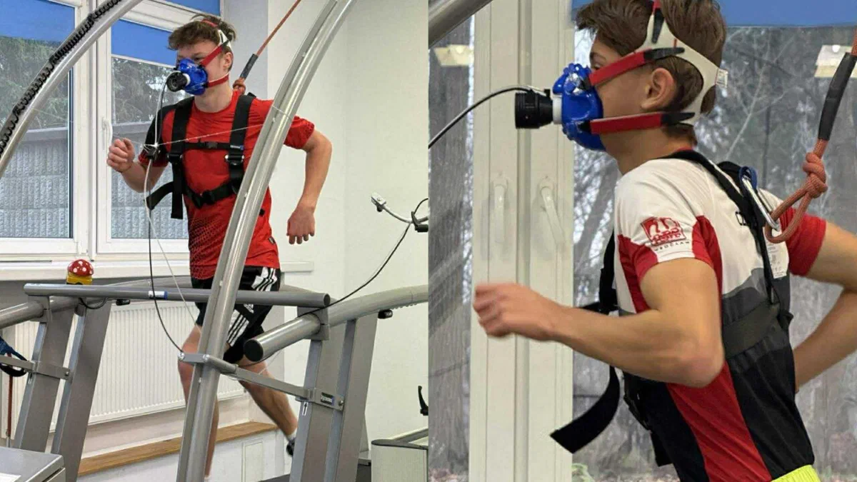 Zestawienie dwóch zdjęć młodego biathlonisty w masce ergospirometrycznej podczas testu wysiłkowego na nartorolkach na bieżni mechanicznej.