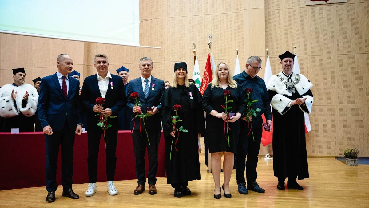 Uroczystość wręczenia Złotego Medalu za Długoletnią Służbę dr. hab. Andrzejowi Klusiewiczowi podczas inauguracji roku akademickiego w Filii AWF w Białej Podlaskiej.