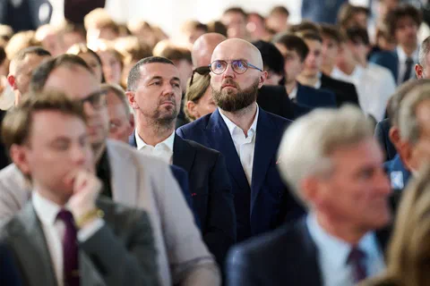 Goście siedzący na widowni podczas przemówień inauguracyjnych.