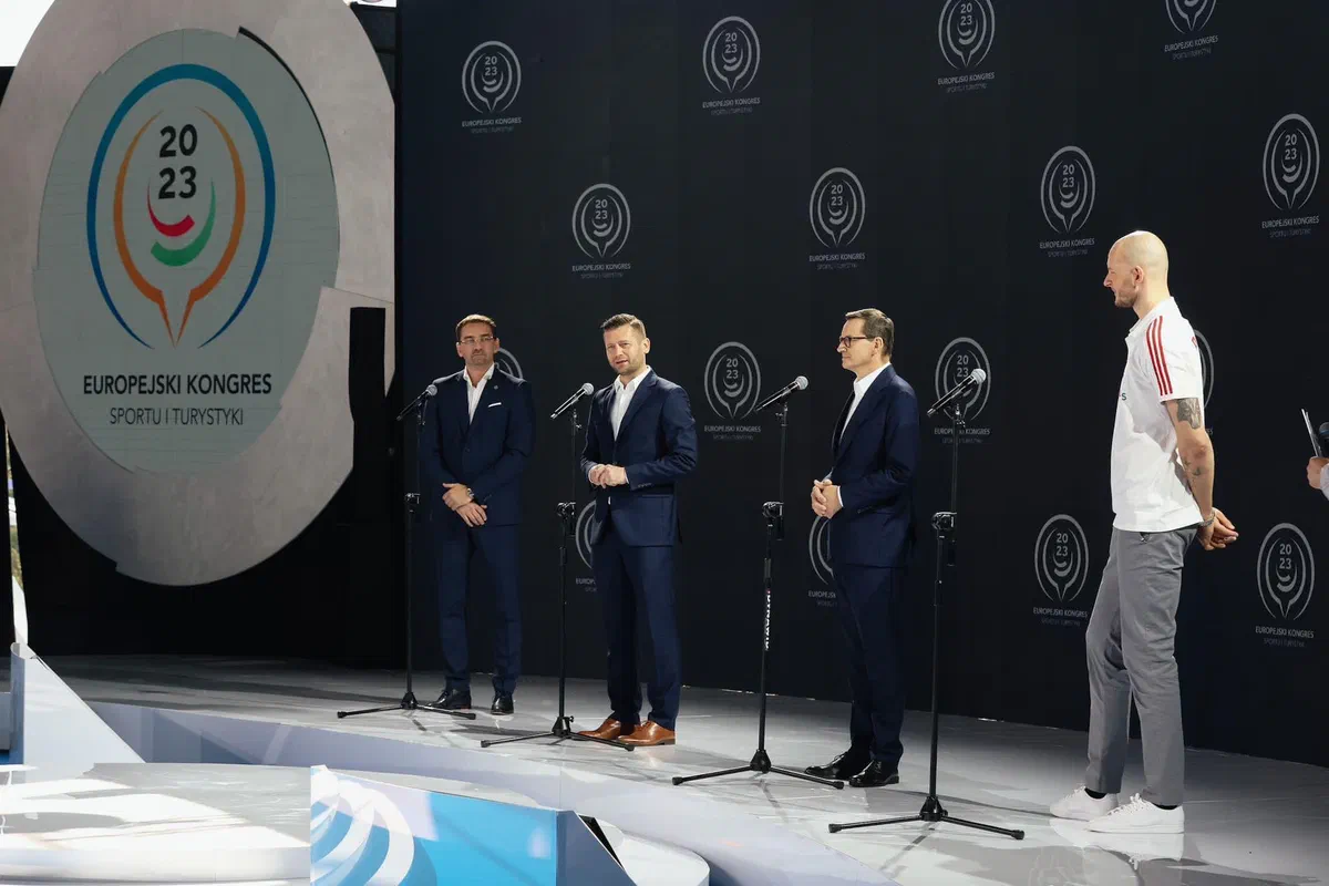 Paneliści na scenie II Europejskiego Kongresu Sportu i Turystyki w Zakopanem (2023).
