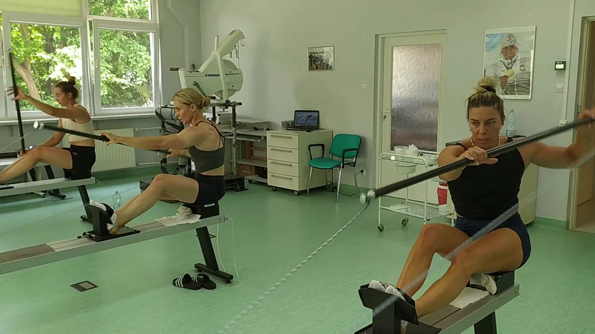 Kajakarki podczas testu wysiłkowego, od prawej Anna Puławska, Karolina Naja, Adrianna Kąkol
