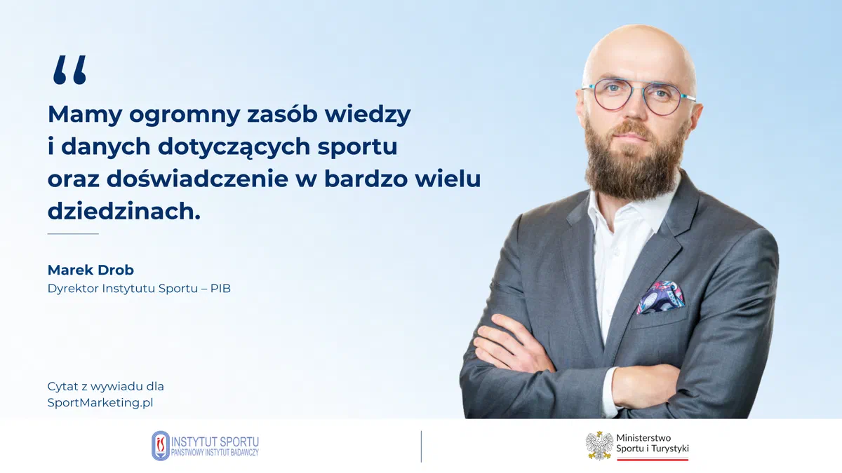 Grafika z portretem Dyrektora Instytutu Sportu – PIB Marka Droba i cytatem z wywiadu dla SportMarketing.pl: „Mamy ogromny zasób wiedzy i danych dotyczących sportu oraz doświadczenie w bardzo wielu dziedzinach”.