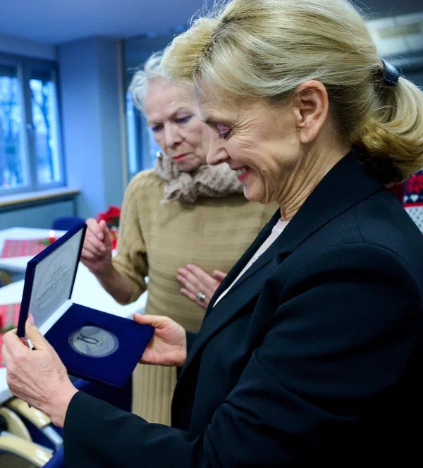 Dyrektor Instytutu Sportu – PIB dr Urszula Włodarczyk wręczająca medal Instytutu Sportu wyróżnionej pracownicy.