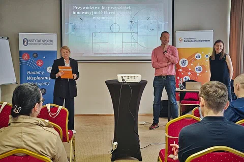 Otwarcie szkolenia przez organizatorkę i prowadzącego na tle ekranu z tytułem warsztatów o przywództwie
