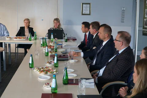 Widok wzdłuż stołu obrad na prezydium i członków Rady Naukowej zabierających głos