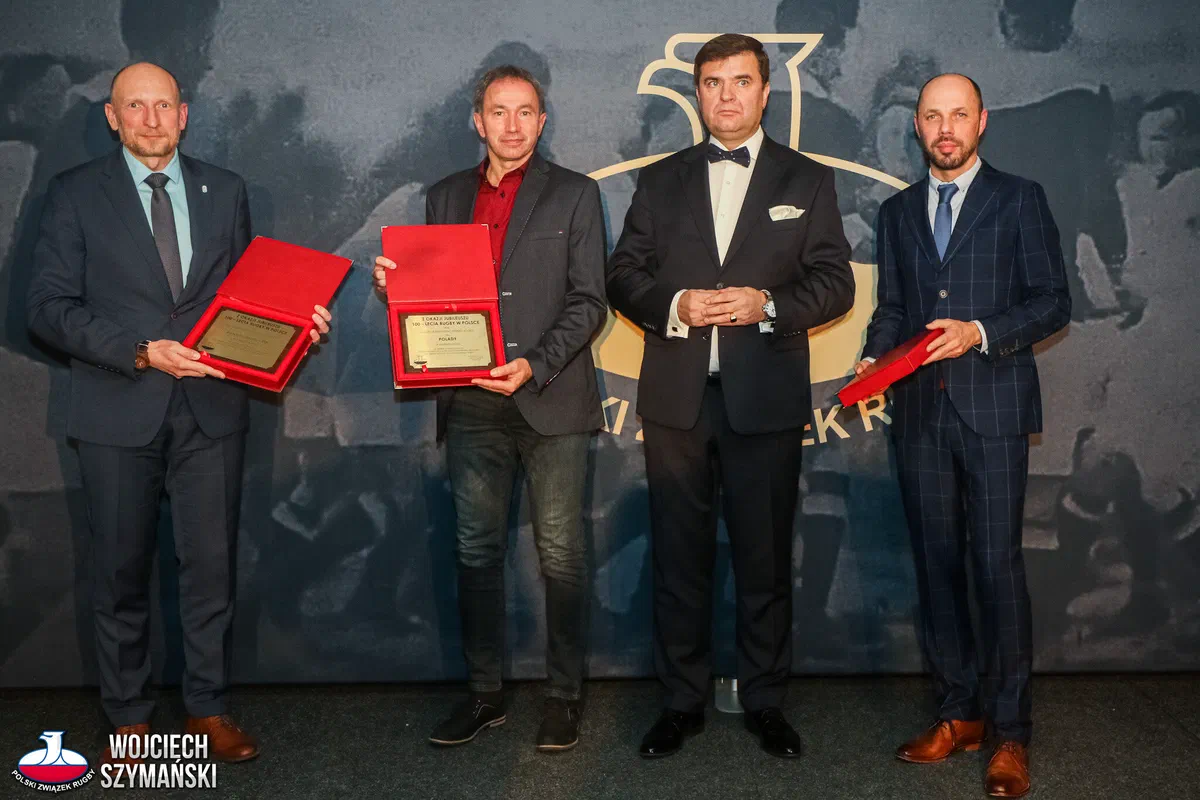 Czterej uczestnicy uroczystej gali jubileuszu 100-lecia Rugby w Polsce oraz 65-lecia Polskiego Związku Rugby z pamiątkowymi wyróżnieniami.