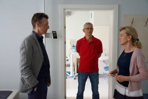 Rozmowa trojga specjalistów w drzwiach pracowni badawczej Instytutu