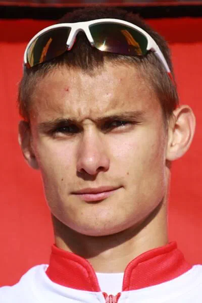 Portret wioślarza Mateusza Kraski z okularami sportowymi na czole.