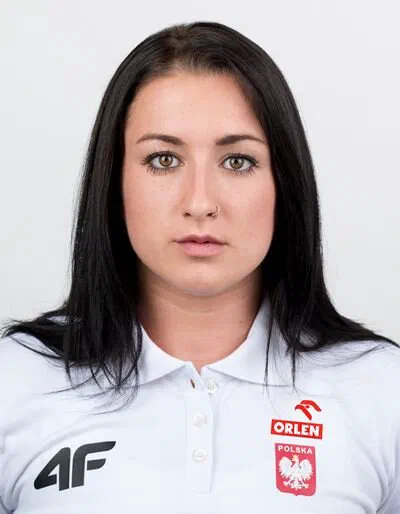 Portret młociarki Malwiny Kopron w koszulce reprezentacji Polski.