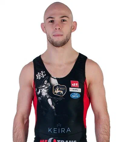 Zapaśnik Mateusz Bernatek w stroju startowym.