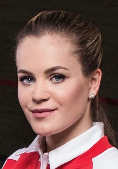 Portret kolarki torowej w biało-czerwonym stroju reprezentacji Polski